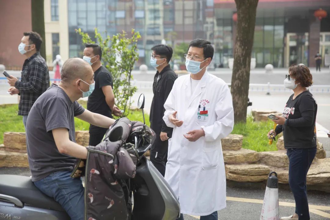  堅守無晝夜，抗疫打頭陣——記東方總院門診部主任程功